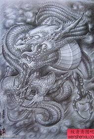 un impertinente manuscrito de tatuaxe de dragón de costura negra negro dominante