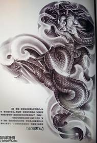 un disegno del tatuaggio del drago a metà schiena