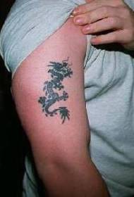 Оклоп на тетоважа со црн змеј