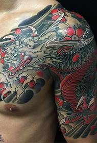 На рамену традиционални узорак тетоваже змајева