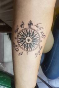 brazo masculino en liña negra xeométrica texto e símbolo creativo foto tatuaxe