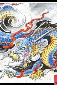Súper guapo y genial un manuscrito tradicional del tatuaje del dragón