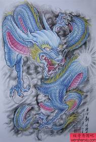mužský obľúbený chrbát dominujúci klasickým úplným chrbtom tetovania draka