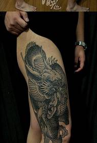 tradicionalni vzorec tetovaže črnega sivega zmaja pri moških