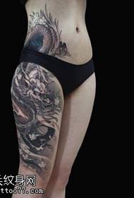 um padrão clássico de tatuagem de dragão na coxa