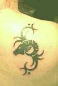 Tillbaka Capricorn tribal symbol svart tatuering mönster