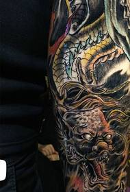 жесток традиционални узорак тетоваже змајева у боји