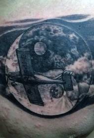interessante simbolo di yin e yang nero combinato con il vecchio modello di tatuaggio di un aereo
