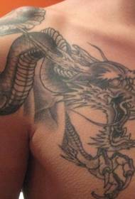 padrão de tatuagem de dragão chinês ombro preto e branco