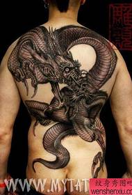 L'esquena masculina és un model de tatuatge de drac a l'esquena completa i maca