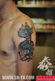 manlike arm oulike tekenprentjie met 'n klein dinosourus-tatoeëringpatroon
