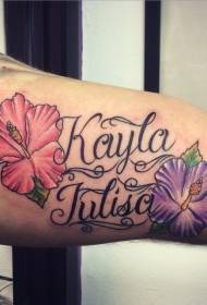 flor de braço colorido hibisco com padrão de tatuagem em alfabeto inglês