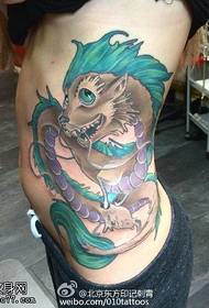 Misura la vita del piccolo motivo colorato del tatuaggio del drago