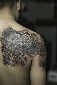 доминиращ зъл модел на татуировка на дракон