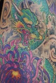 zeleni kineski uzorak tetovaža zmaja i krizantema