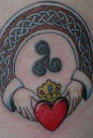 pečių spalva Airijos draugystės žiedo simbolio tatuiruotė