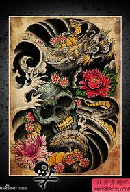 fresc súper maco és un manuscrit del tatuatge de drac i crani