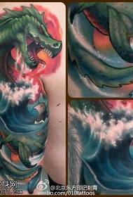 красочный рисунок татуировки дракона на плече