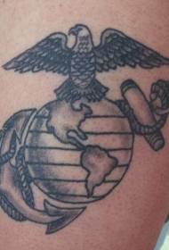 Musta harmaa Eagle Earth -logo-tatuointikuvio
