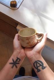 pergelangan tangan huruf hitam Kristen dan simbol pola tato khusus