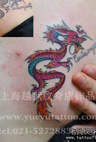 peito de beleza um padrão de tatuagem pequeno dragão