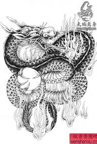 një dorëshkrim tatuazhi dragonj i zjarrit që mbizotëron zjarr