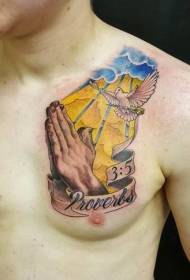 mani di preghiera colorate sul petto e modello di tatuaggio del fumetto di piccione alfabeto