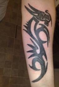 Chicos en el dibujo de tatuaje de tótem de dragón creativo boceto gris negro