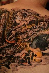 le dos de l'homme est cool et beau un motif de tatouage de dragon