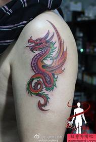braço masculino cor bonita padrão de tatuagem de dragão europeu e americano