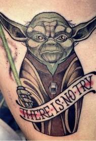 әріпті татуировкасы бар күлдіргі стиліндегі Yoda