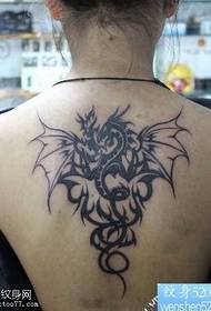 Back a domineering totem draak tatoeëring patroon