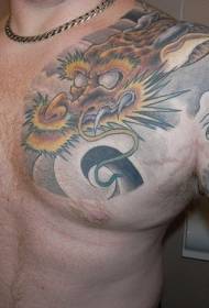 U pola američkog uzorka tetovaža žutog zmaja