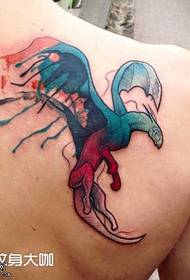 Patrón de tatuaje de dragón occidental de hombro