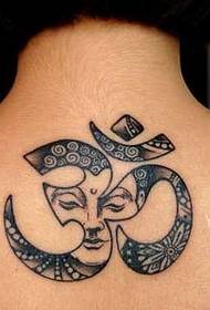 Piękny i piękny tatuaż w sanskrycie na plecach