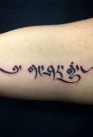 Tatuagem em sânscrito desenha um conjunto de traços pretos elegantes e simplificados no padrão de tatuagem em sânscrito