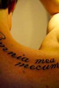 mužské rameno černé písmeno tetování vzor