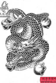 uma tatuagem de dragão que pega o manuscrito de Dragon Ball