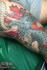 klasické tetování dračí totem na stehně