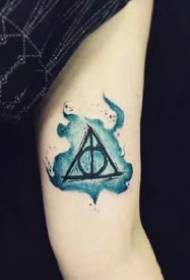 Харри Поттер Үхлийн Hallows гурвалжингийн бэлэг тэмдэг шивээсний хэв маягаар ажилладаг