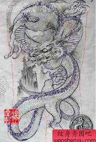 снимка на пълен гръб сеанс дракон татуировка