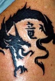 padrão de tatuagem de dragão e hieróglifo preto