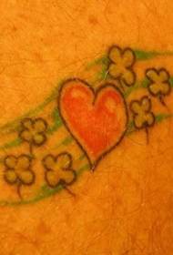 imagen de tatuaje de corazón y trébol de color de hombro