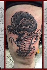 Patro de tatuaje de drako de femuro