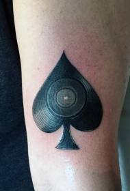bras noir pique symbole stylisé motif de tatouage
