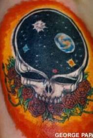 Pečių spalvos rožės ir kaukolės tatuiruotės raštas