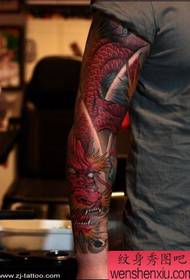 käsivarren tatuointikuvio: klassinen käsivarren väri lohikäärme tatuointikuvion kuva