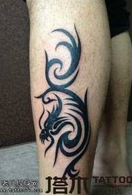 Tattoo-patroan fan kalf draak