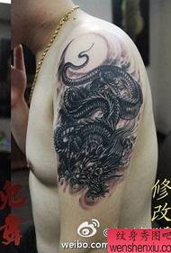 папулярная мужчынская рука круты чорна-белы малюнак татуіроўкі дракона