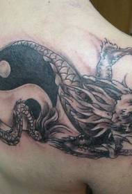 плячо арыгінальнага малюнка татуіроўкі інь і ян плётак дракона